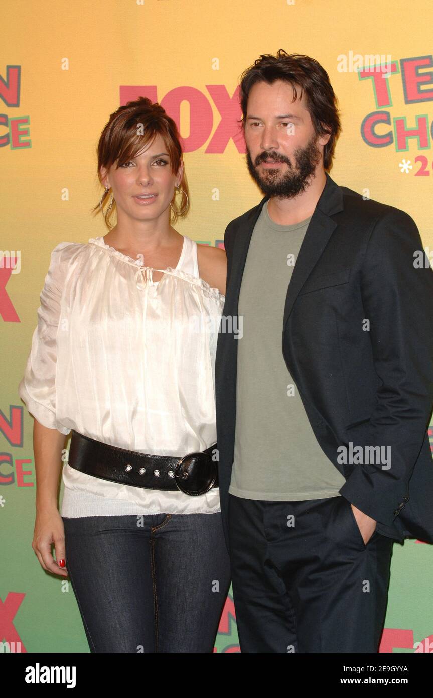 Sandra Bullock and Keanu Reeves pose in the Press Room of the 2006 Teen ...