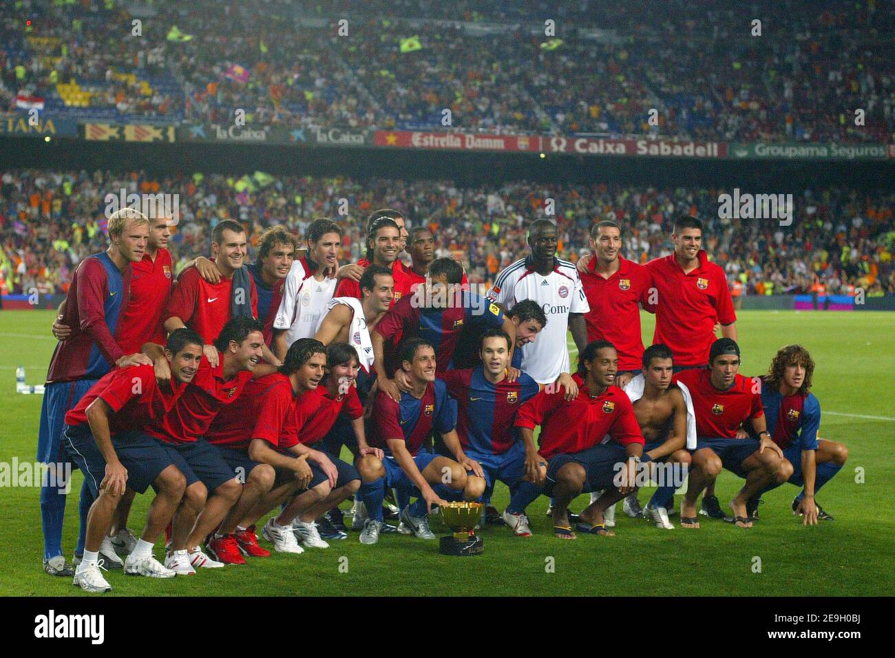 FC Barcelone team pose with the cup after winning the Gamper trophy, FC  Barcelona vs Bayern at Nou Camp, in Barcelona, Spain, on August 22, 2006.  Barcelona won 4-0. Photo by Manuel