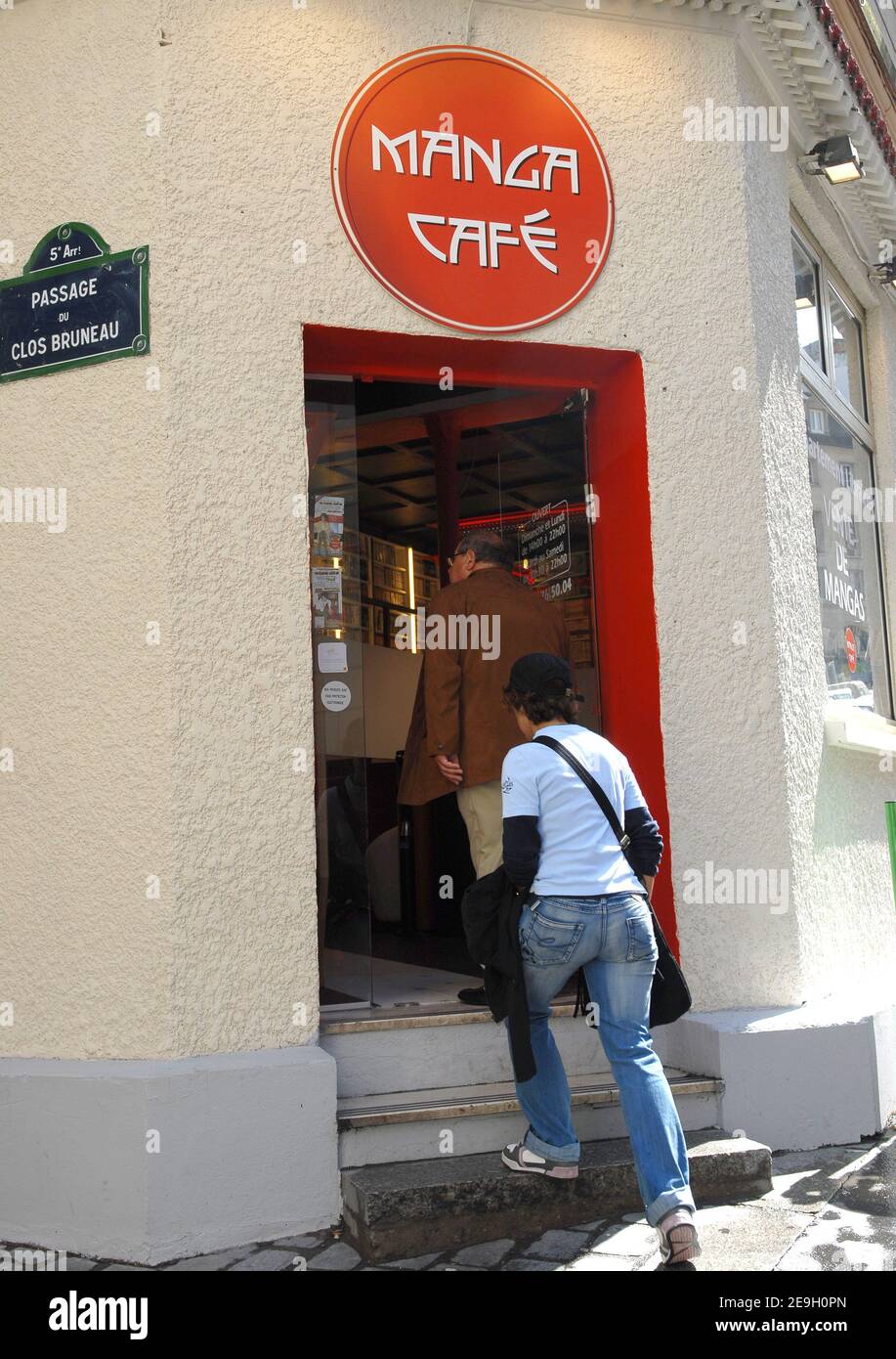 Views of Europe's first 'Manga Cafe' in Paris, France, on August 24, 2006. The venue, based on the Japanese concept combining a bookstore, a library and a cafe, opened its doors a few weeks ago in the heart of Paris (5th arrondissement). Fans can, for an hourly fee of 3 to 4 euros, have access to thousands of Mangas, surf the web, drink hot and cold soft drinks or play video games. Photo by Nicolas Khayat/ABACAPRESS.COM Stock Photo