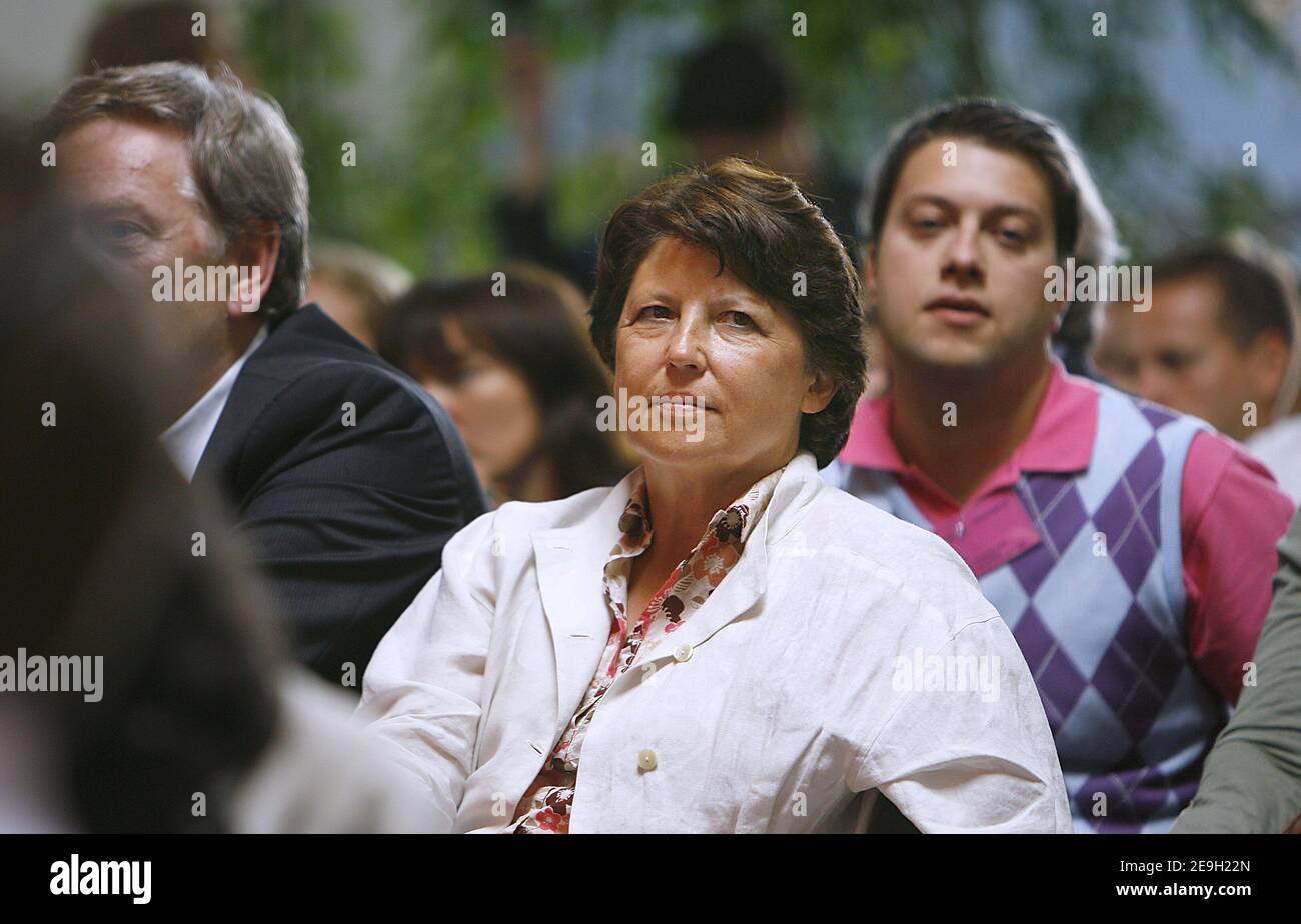 Martine Aubry listen Lionel Jospin, former Socialist PM and candidate on  2002 election (eliminated in the first round, leaving Chirac to face  far-right National Front leader Jean-Marie Le Pen in a run-off