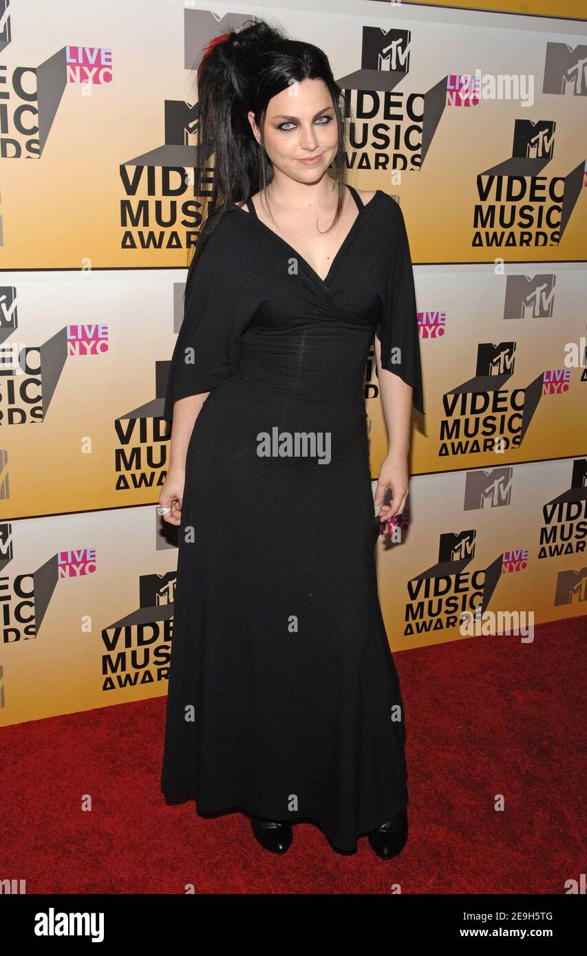 Amy Lee arrives at the 2006 MTV Video Music Awards held at the Radio City  Music