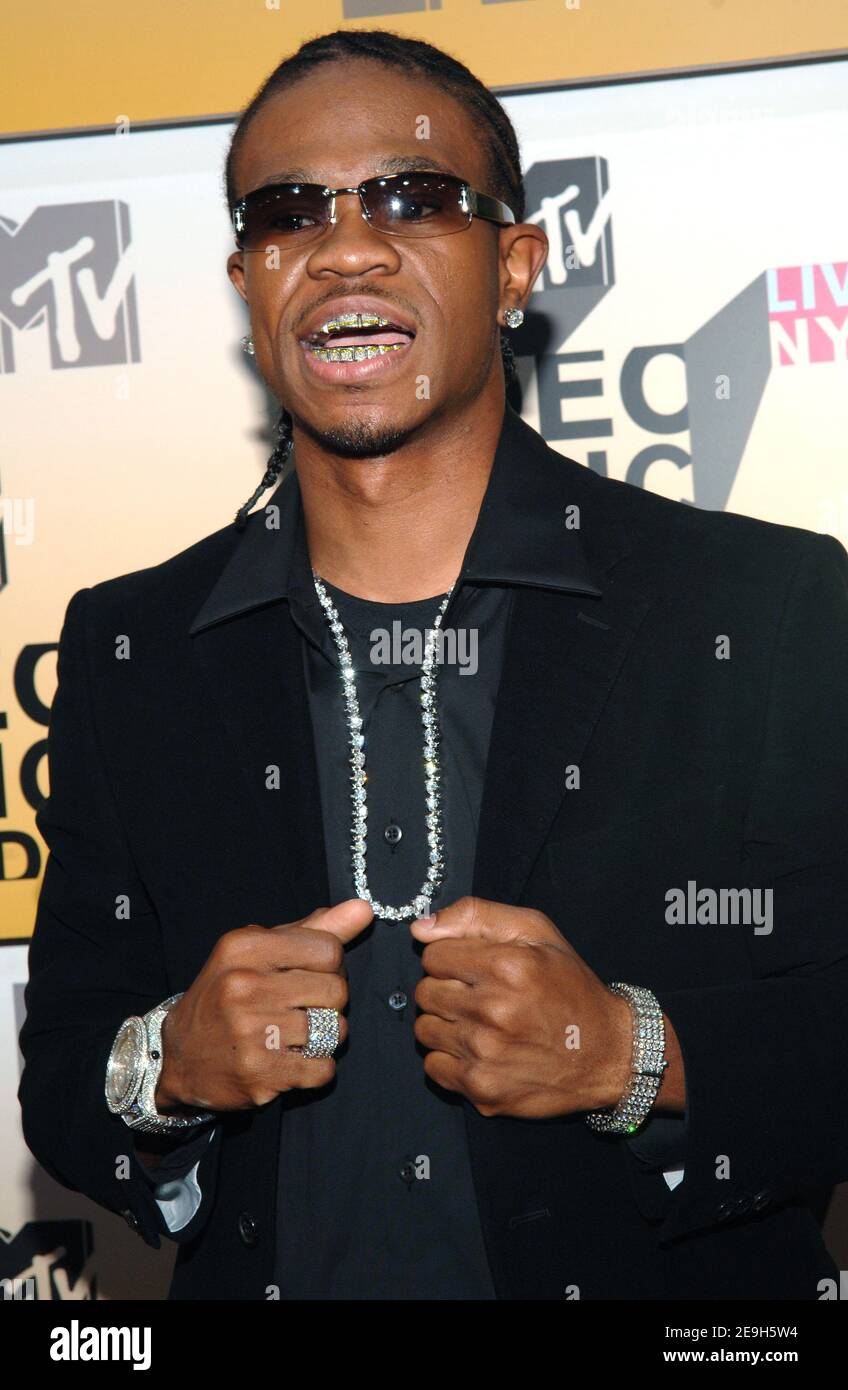 Chamillionaire arrives at the 2006 MTV Video Music Awards held at the