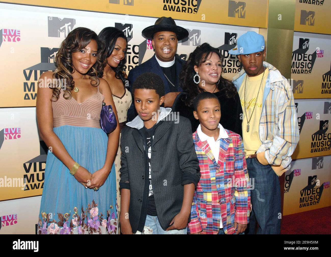 Joseph 'Run' Simmons (center) and family arrive at the 2006 MTV Video Music Awards held at the Radio City Music Hall in New York, NY, USA on August 31, 2006. Photo by Lionel Hahn/ABACAPRESS.COM Stock Photo