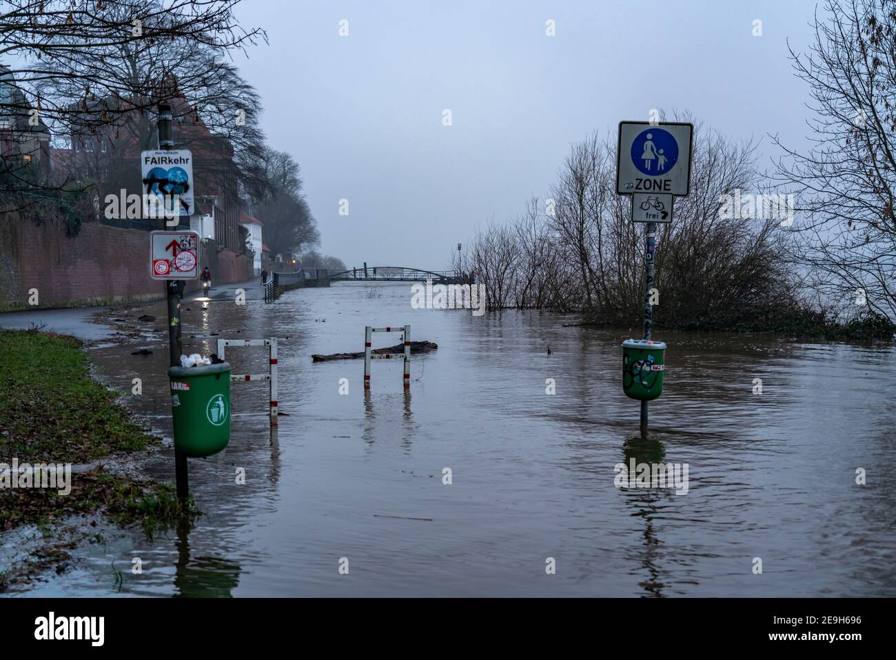 High water on the Rhine near Düsseldorf-Kaiserswerth, foggy weather, riverside paths and Rhine meadows are partly flooded, first restrictions on shipp Stock Photo