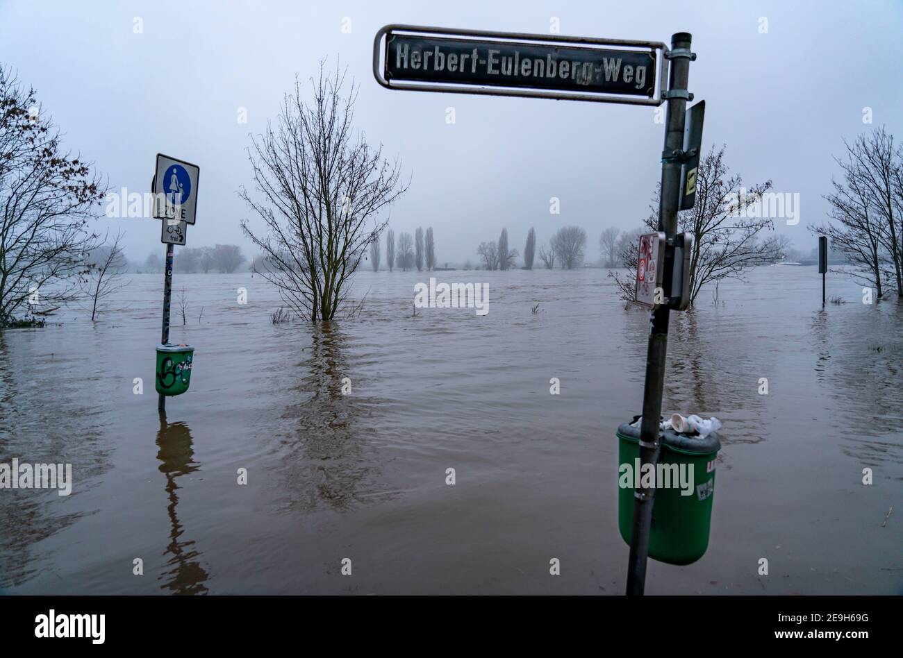 High water on the Rhine near Düsseldorf-Kaiserswerth, foggy weather, riverside paths and Rhine meadows are partly flooded, first restrictions on shipp Stock Photo