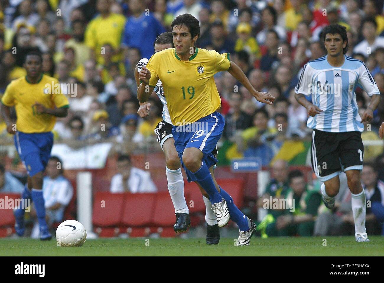 Kaká relembra gol na estreia em 2006 e incentiva seleção