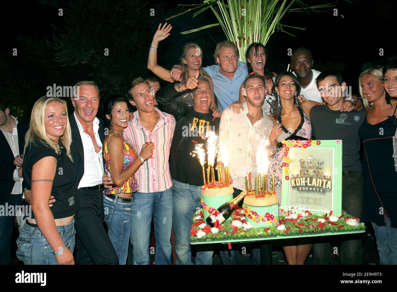 French TV game Koh Lanta 6's contestants and Tony Gomez celebrate the  victory of Francois-David at L'Etoile in Paris, France on september 5,  2006. Photo by Benoit Pinguet/ABACAPRESS.COM Stock Photo - Alamy