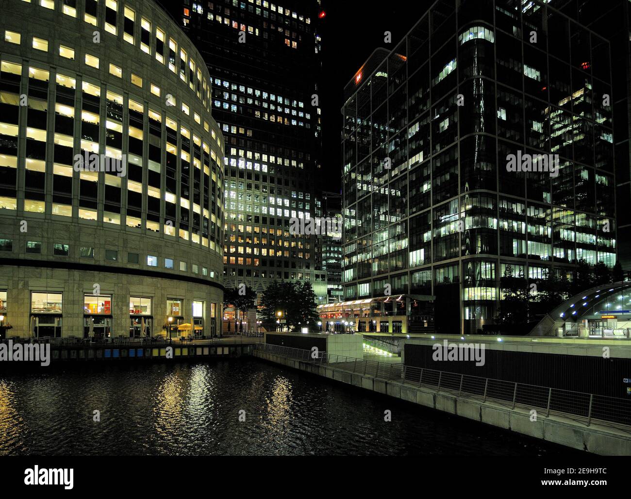 View From Bank Street To The Brightly Lit Bank Towers At Reuters Plaza In Canary Wharf London England At Night Stock Photo