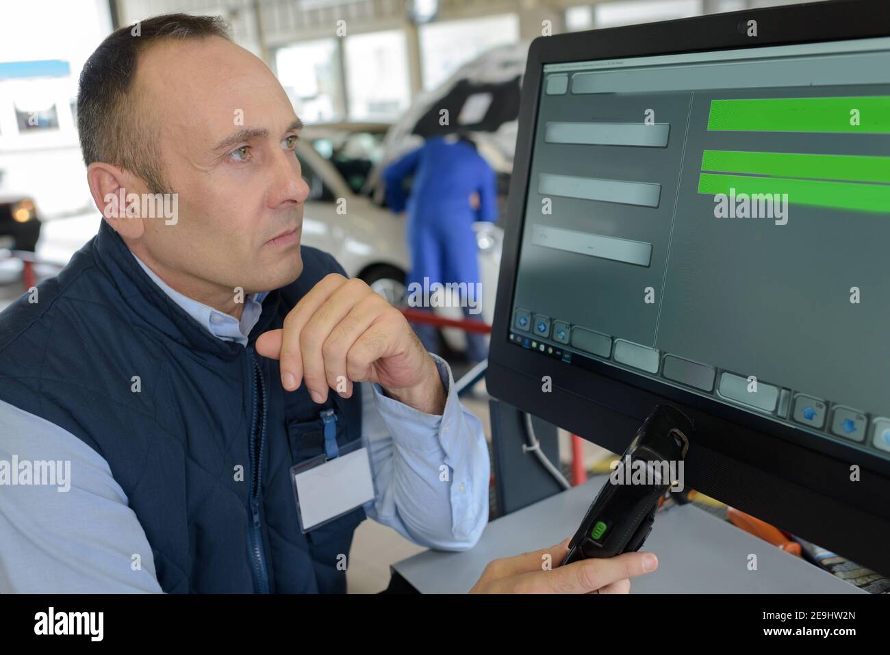 portrait of garage mechanic using computer Stock Photo - Alamy