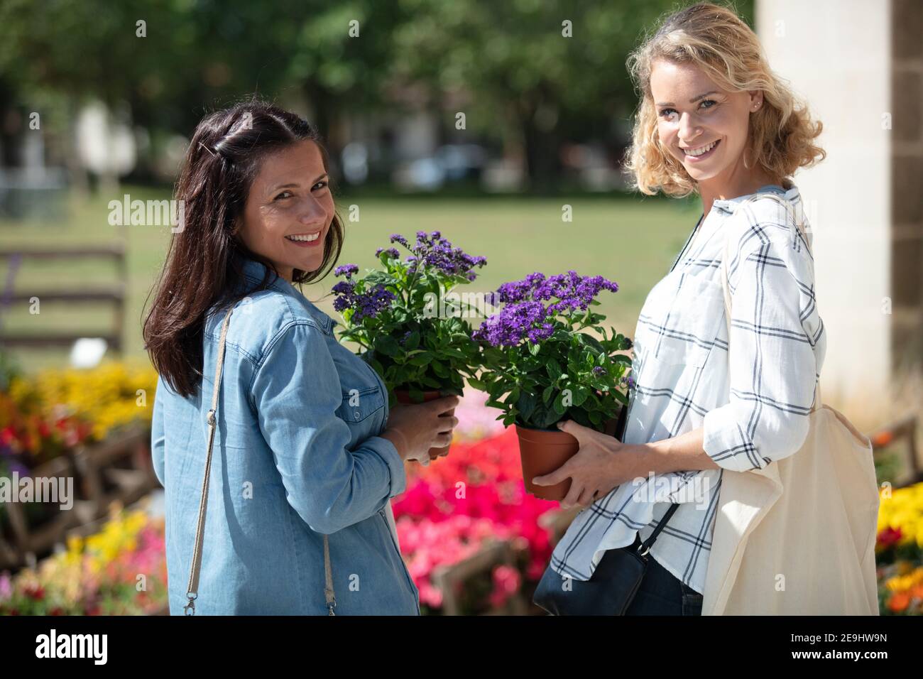 2 female friends choosing flowers together Stock Photo - Alamy