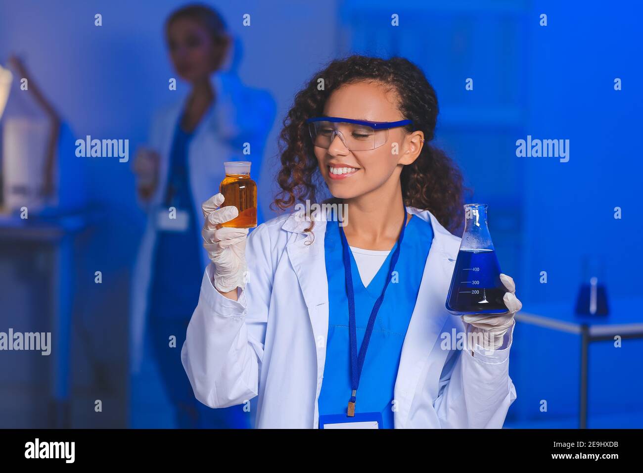 Female scientist with samples in laboratory Stock Photo - Alamy