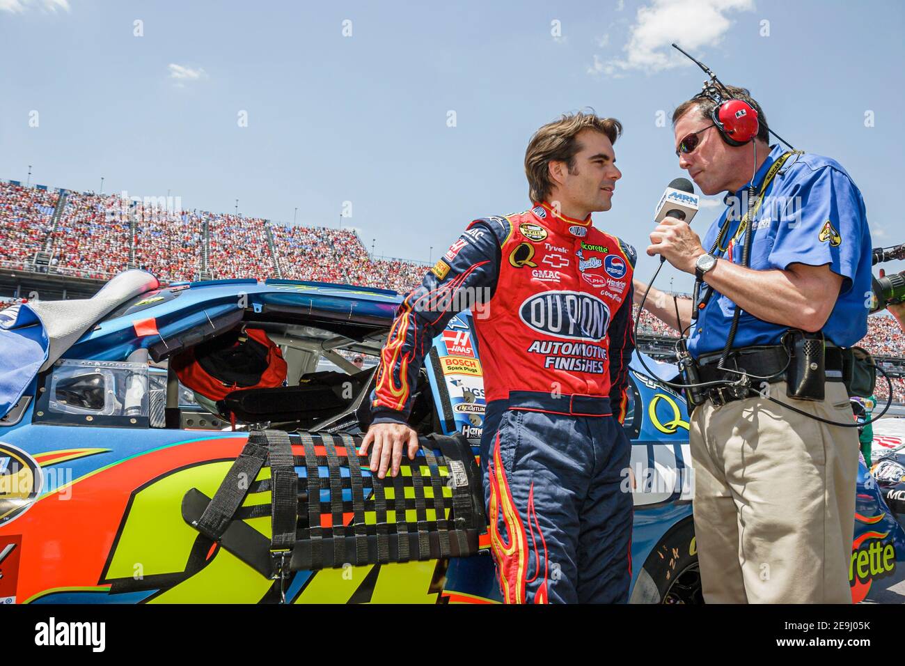 Alabama Talladega Superspeedway Aaron's 499 NASCAR Nextel Cup Series,stock car racing Pit Road driver Jeff Gordon interview,media interviews interview Stock Photo