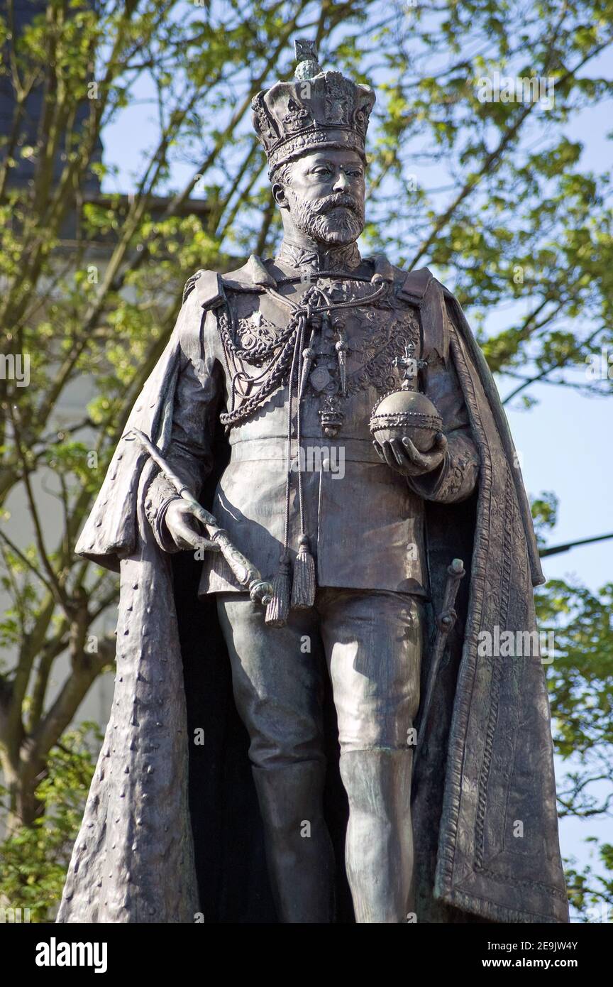 Statue of the former King of England Edward VII (1841 - 1910) in Reading, Berkshire.  Sculpted by George Wade and on public display since 1902. Public Stock Photo