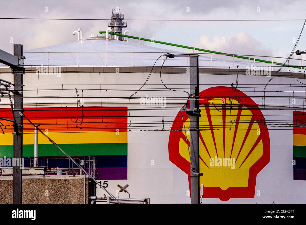 Oil and gas group Shell recorded its biggest loss ever last year as a ...