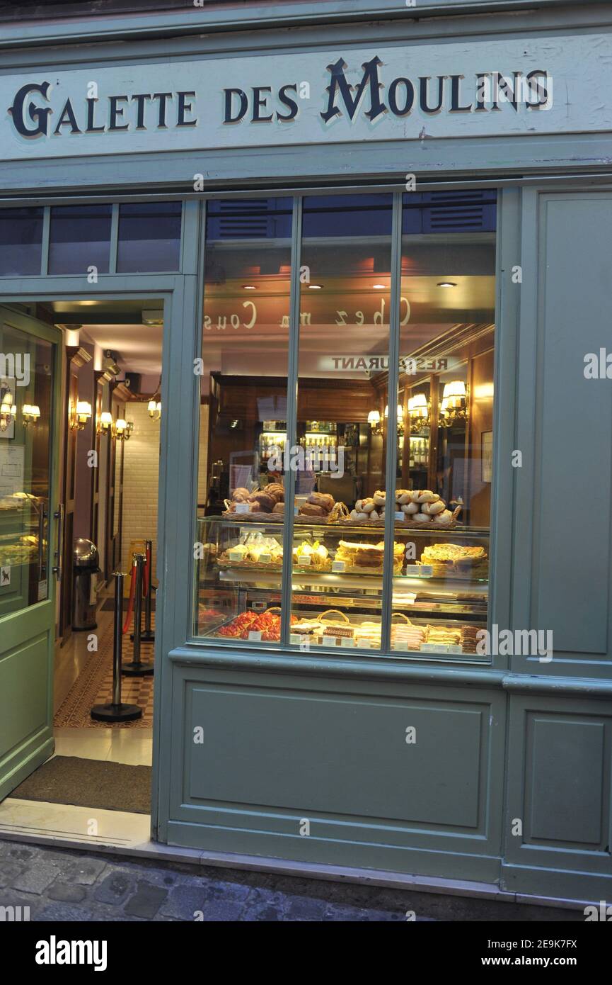 Paris France bakery window Stock Photo Alamy