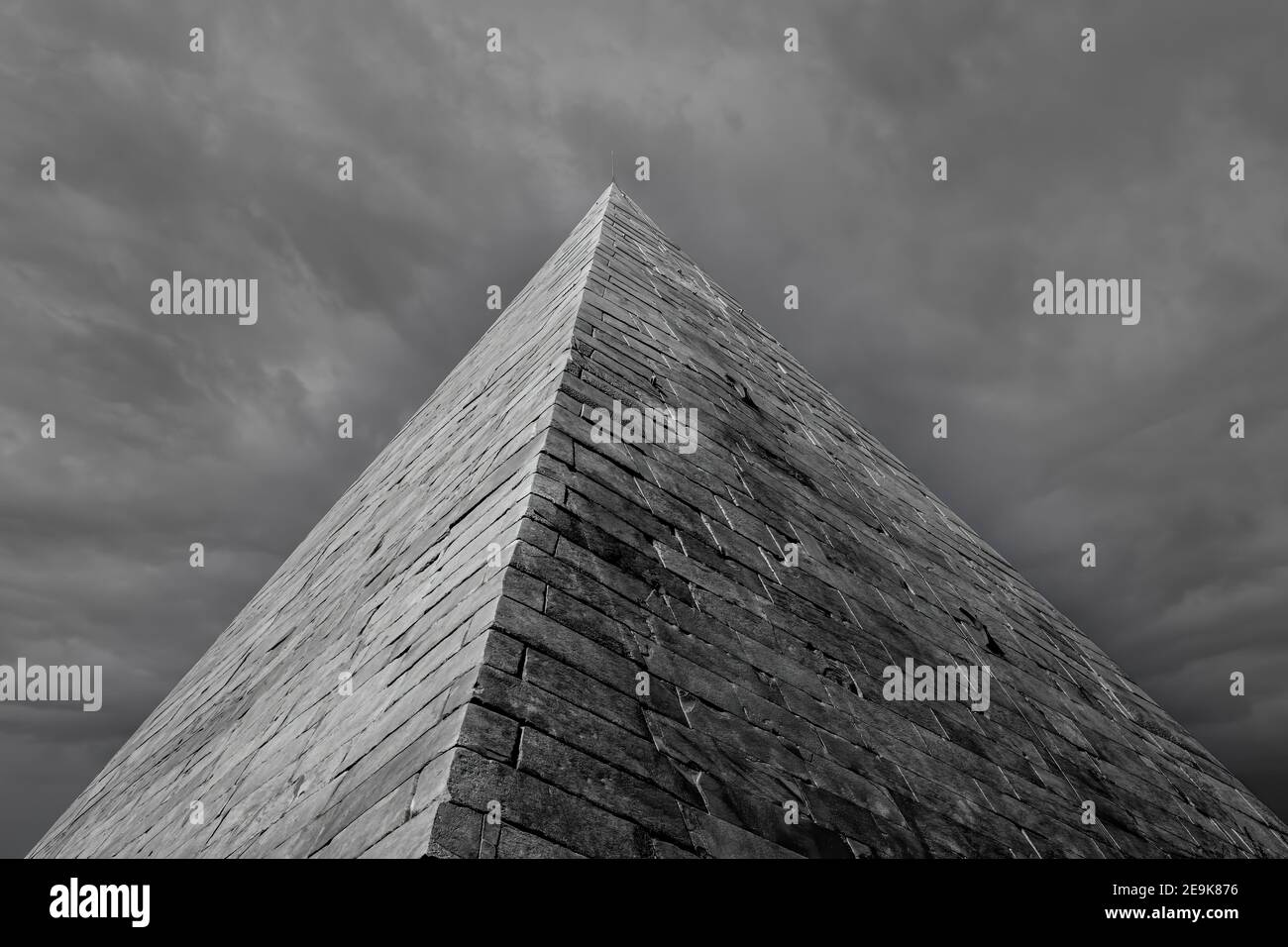 Pyramid of Cestius, Pyramid of Caius Cestius, Piramide Cestia, Piramide di Caio Cestio, Tomb of the Roman Praetor and Tribune of the People Gaius Cest Stock Photo