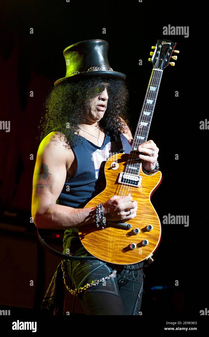 Slash guitarist hi-res stock photography and images - Alamy