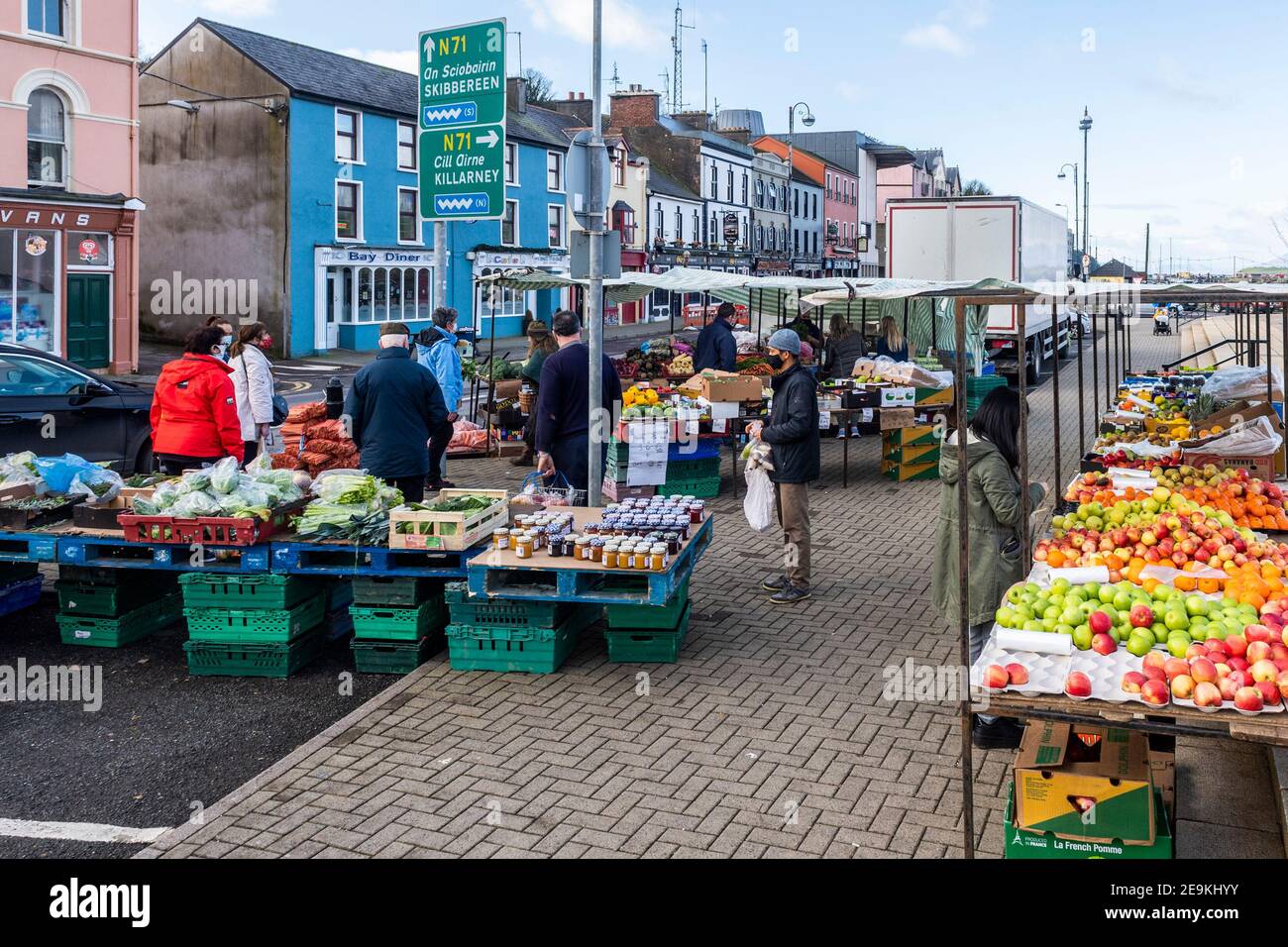 Bantry, West Cork, Ireland. 5th Feb, 2021. Despite level 5 lockdown restrictions, Bantry Friday Market was busy today with traders and customers alike. Although many people wore face masks, a good number didn't. Credit: AG News/Alamy Live News Stock Photo