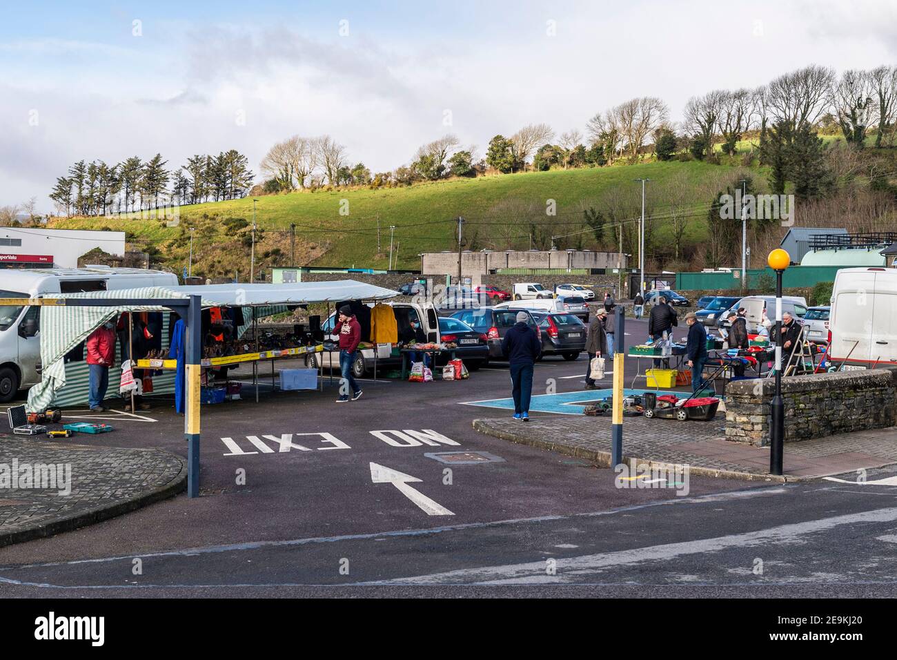Bantry, West Cork, Ireland. 5th Feb, 2021. Despite level 5 lockdown restrictions, Bantry Friday Market was busy today with traders and customers alike. Although many people wore face masks, a good number didn't. There were a number of stalls trading selling non-essential goods. Credit: AG News/Alamy Live News Stock Photo