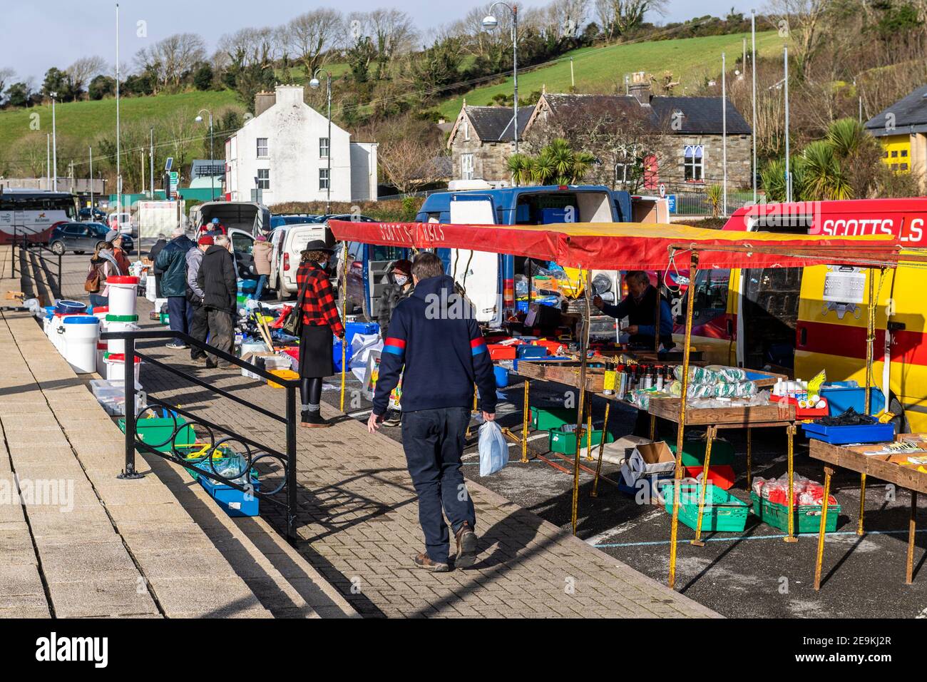 Bantry, West Cork, Ireland. 5th Feb, 2021. Despite level 5 lockdown restrictions, Bantry Friday Market was busy today with traders and customers alike. Although many people wore face masks, a good number didn't. There were a number of stalls trading selling non-essential goods. Credit: AG News/Alamy Live News Stock Photo