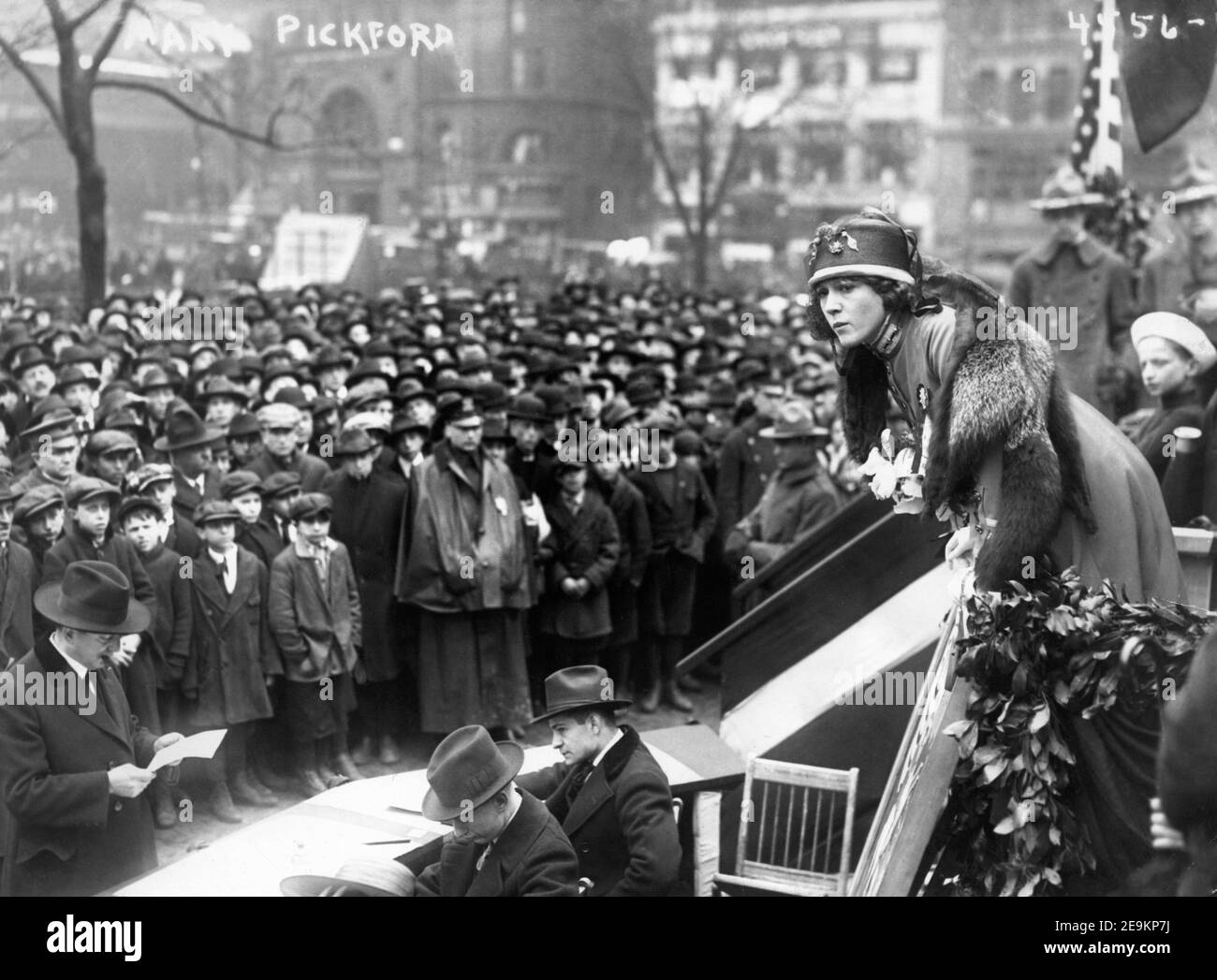 MARY PICKFORD speaking at LIBERTY BOND RALLY in New York City in April 1917 Stock Photo