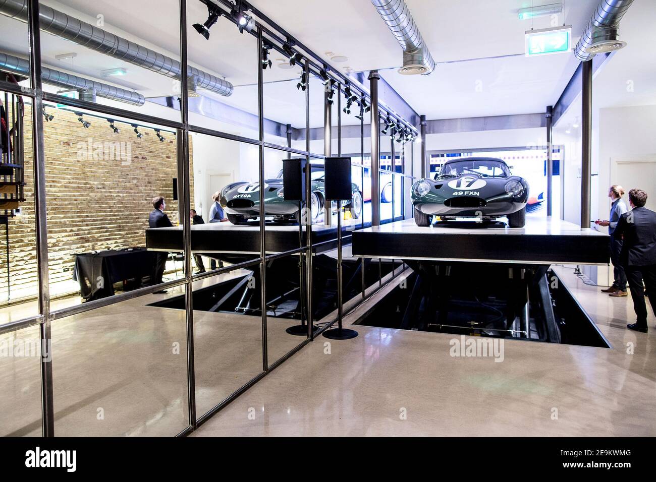 Classic car lift garage hi-res stock photography and images - Alamy