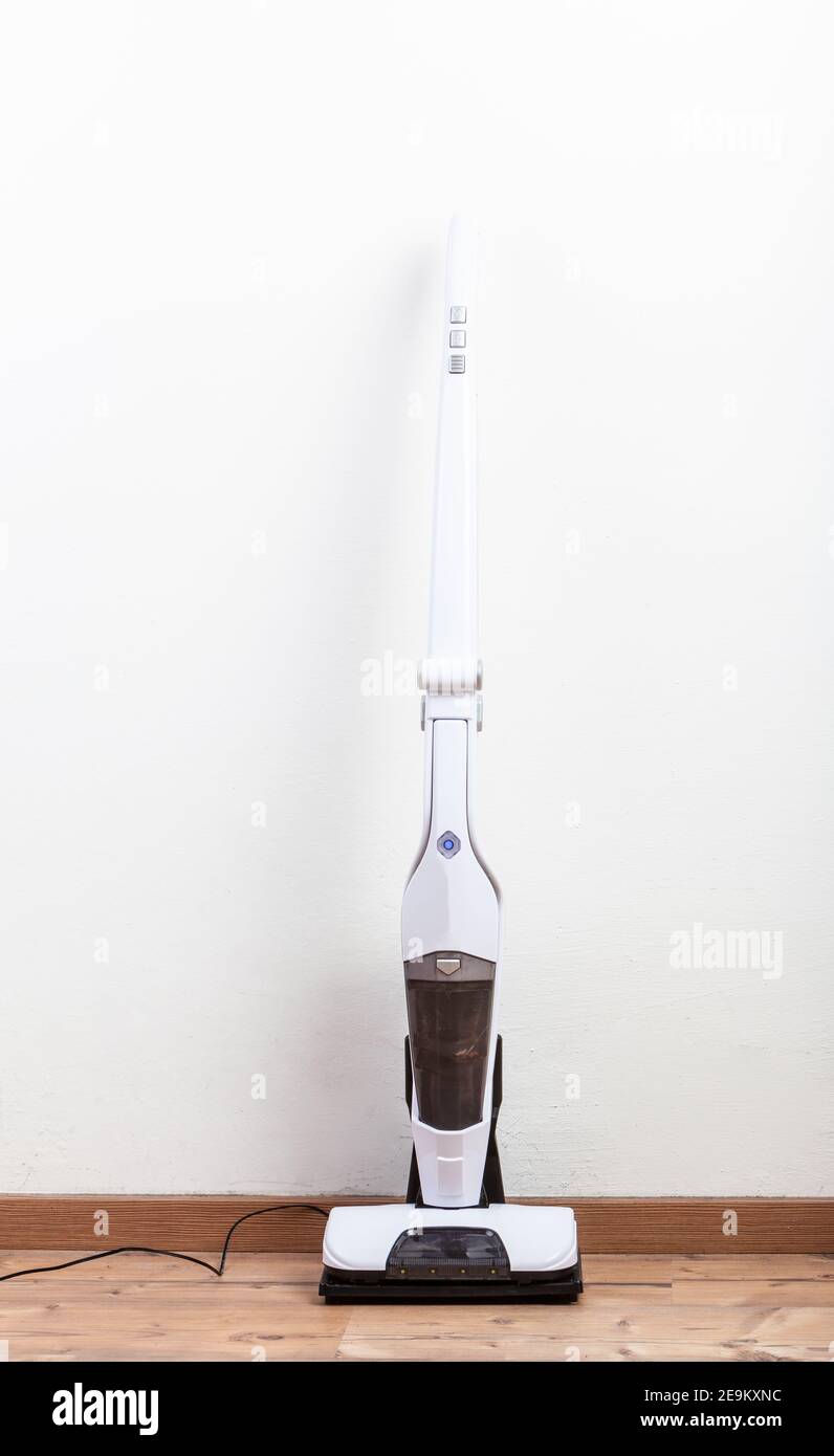 Battery hoover with integrated hand hoover in the charging station