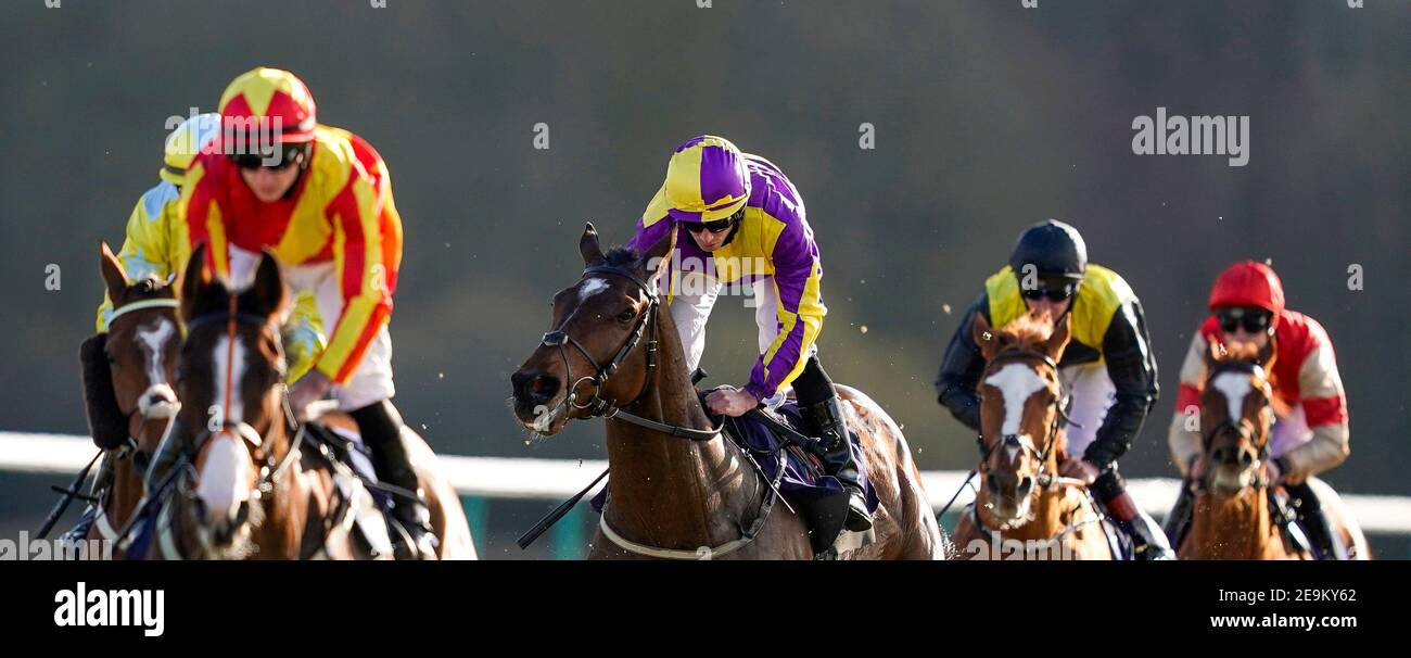 Royaume Uni ridden by jockey Ryan Moore (centre) on their way to win The Read Katie Walsh On Betway Insider Handicap at Lingfield Racecourse. Picture date: Friday February 5, 2021. Stock Photo