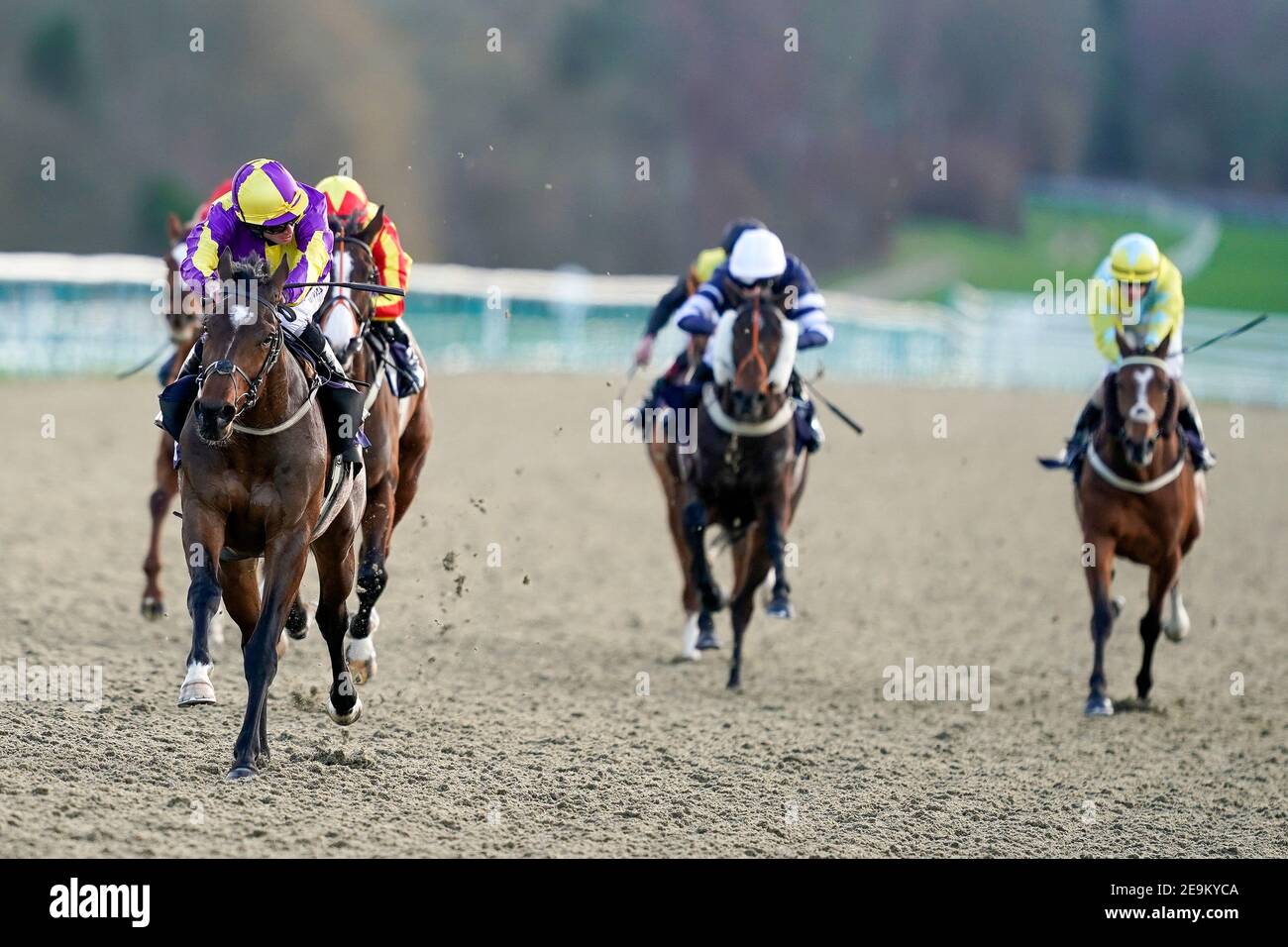 Royaume Uni ridden by jockey Ryan Moore (left) on their way to win The Read Katie Walsh On Betway Insider Handicap at Lingfield Racecourse. Picture date: Friday February 5, 2021. Stock Photo