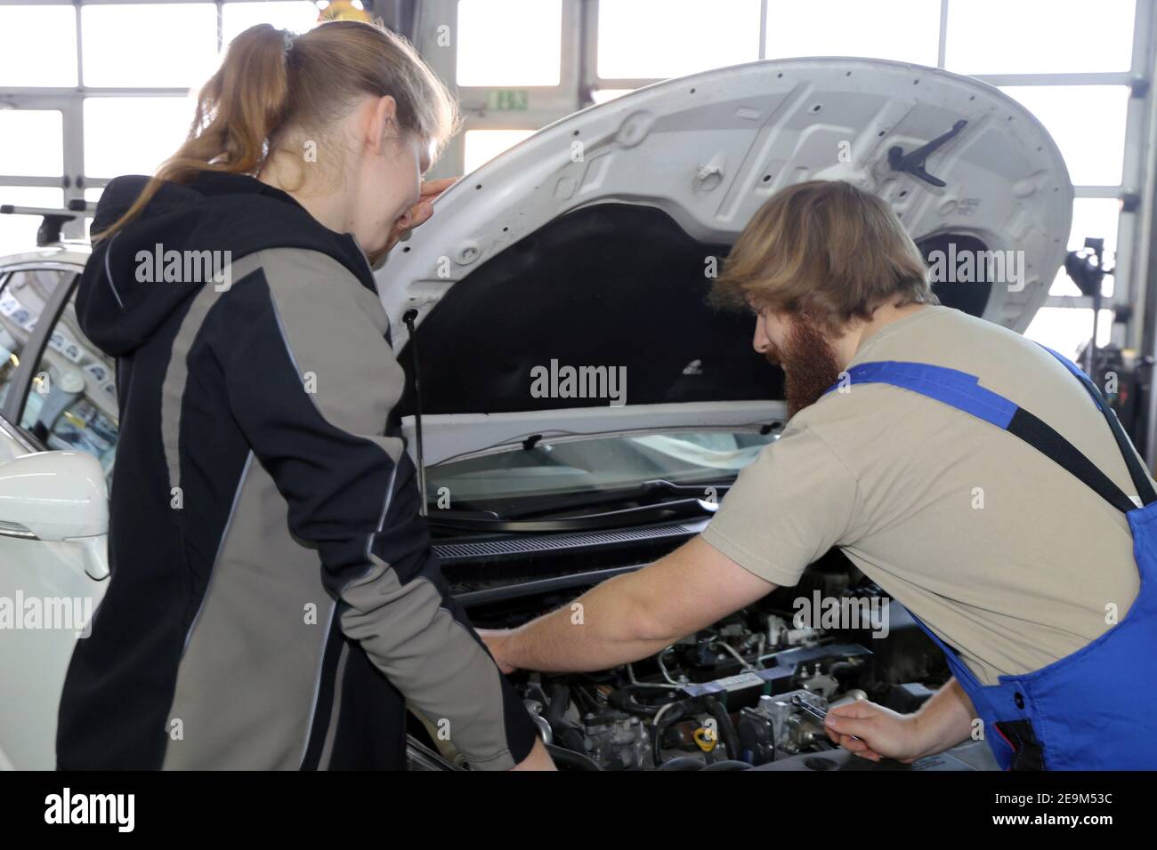 Symbol image: Car mechanic with female customer (Model released Stock ...