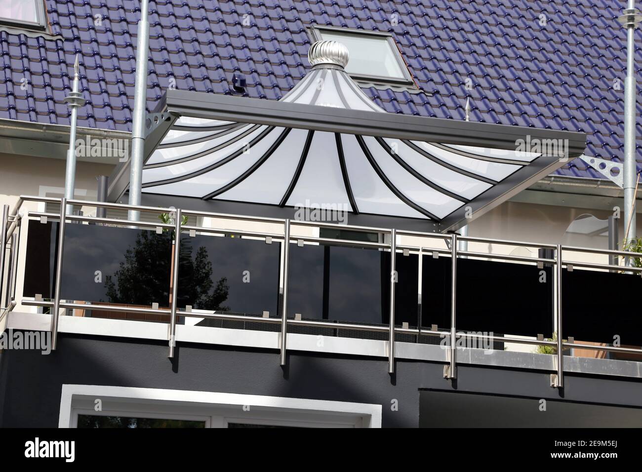 Stainless steel canopy hires stock photography and images Alamy