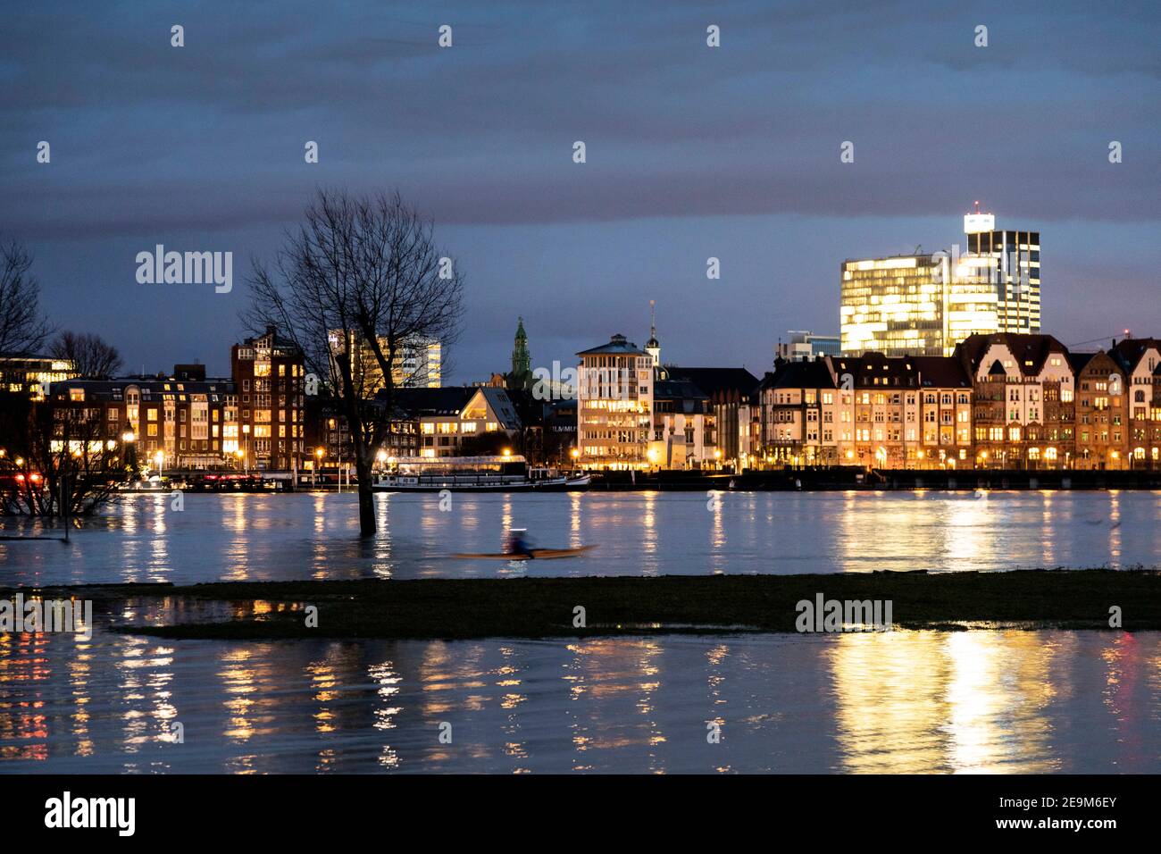 Flood On The Rhine In Dusseldorf View Of The Downtown Skyline Stock Photo Alamy