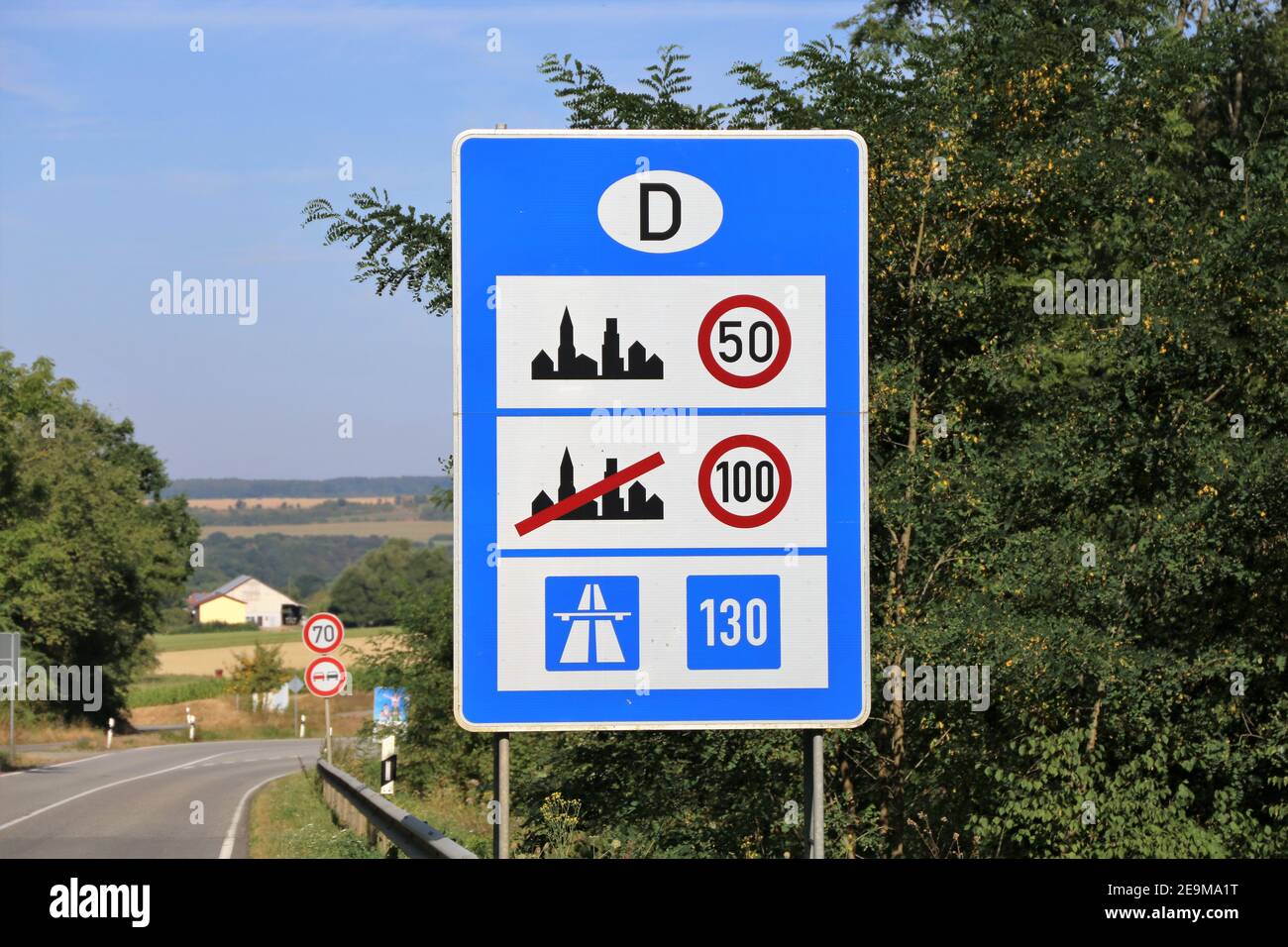 Sign about the speed limits at the external border of the Federal