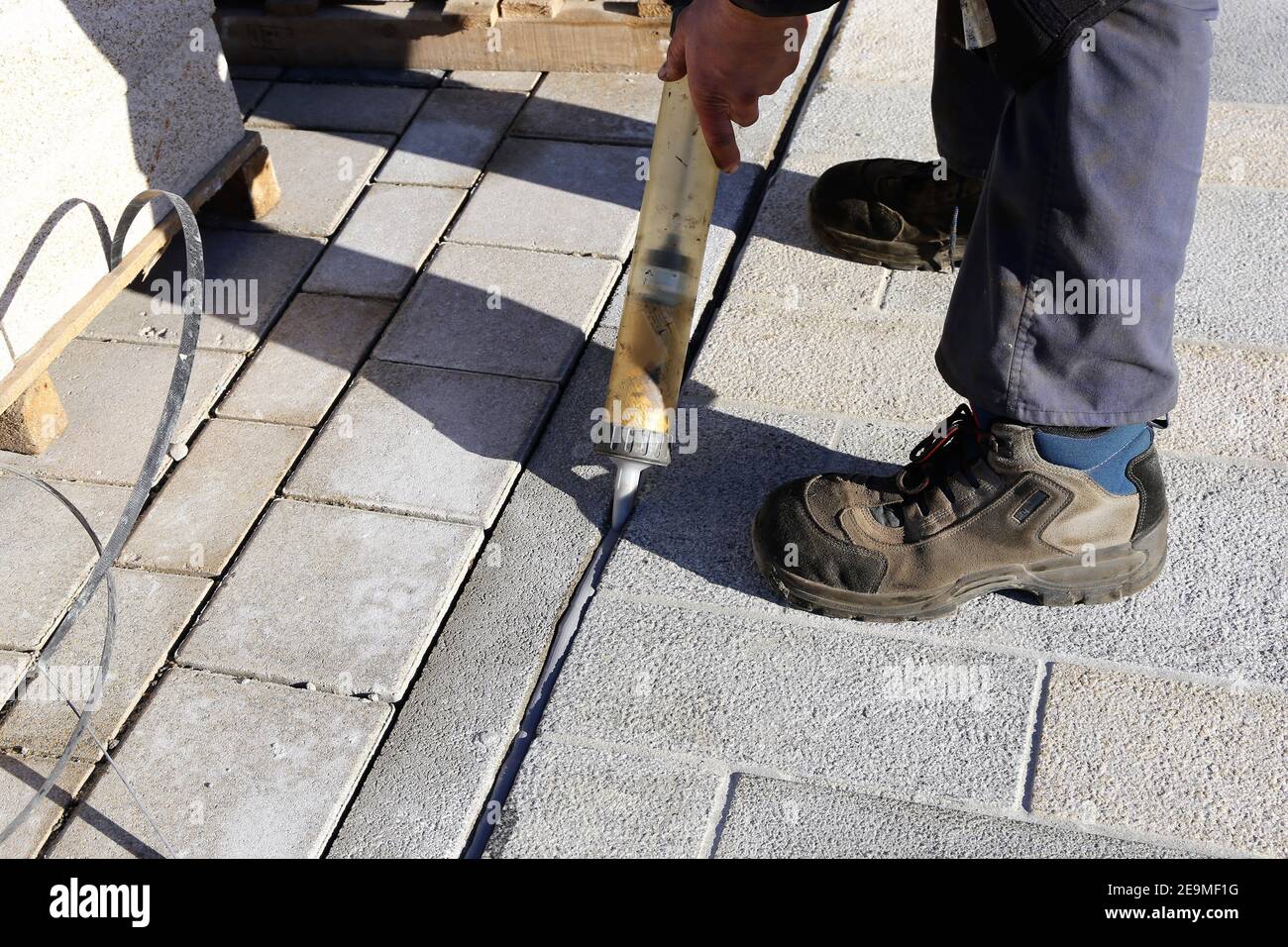 Construction worker lay paving stones Stock Photo Alamy