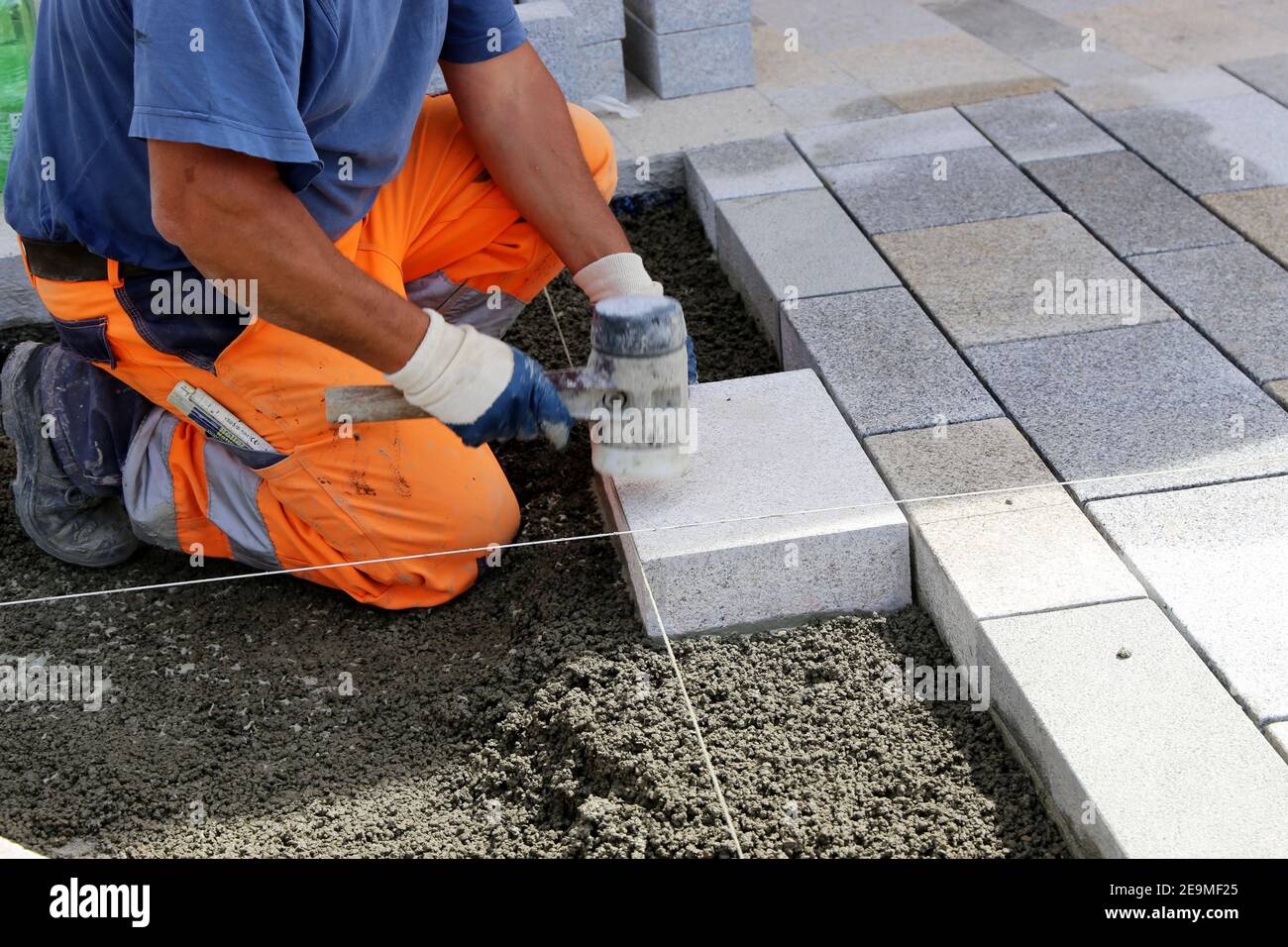 Construction worker lay paving stones Stock Photo Alamy