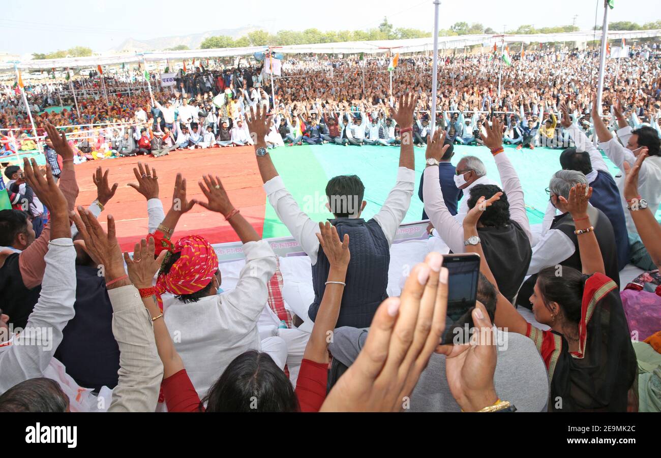 Dausa, Rajasthan, India, Feb. 5, 2021: Congress leader Sachin Pilot addresses during Kisan Mahapanchayat (Farmers Rally) to demand rollback of the Centre’s agriculture sector laws in Dausa. Pilot said he condemned the incident at Red Fort but the government was using this as an excuse to file criminal cases against farmers. Opposition parties of India will continue to support the farmers' agitation against the three farm laws. Credit: Sumit Saraswat/Alamy Live News Stock Photo