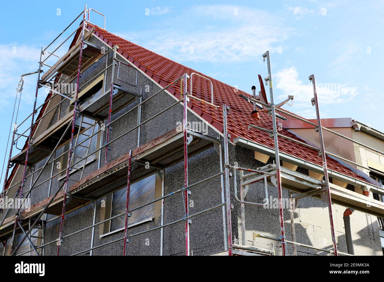 Installation of thermal insulation to a house facade Stock Photo - Alamy