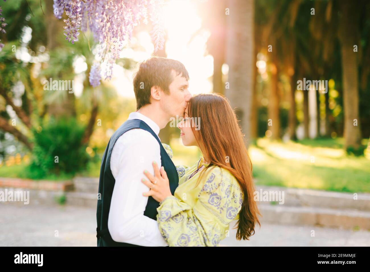 Couple kissing at blooming tree hi-res stock photography and images - Alamy