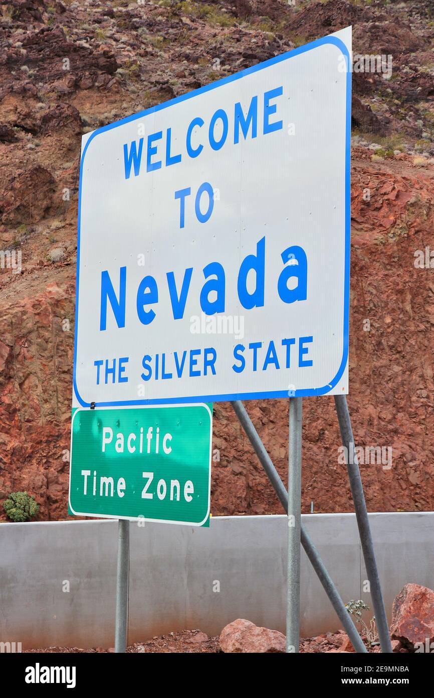 to Nevada sign on ArizonaNevada state border Stock Photo Alamy