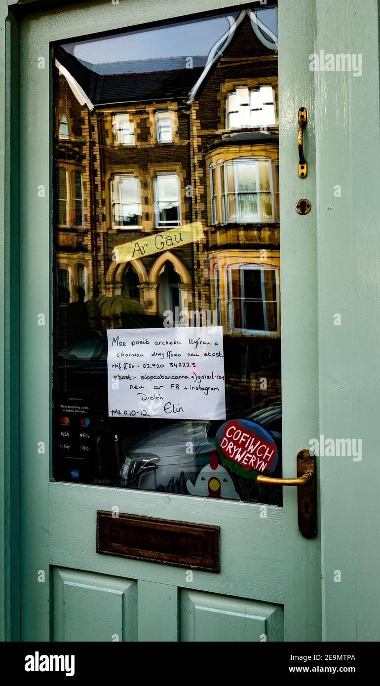 Welsh language shop sign about Covid-19 lockdown and shop closure Stock Photo