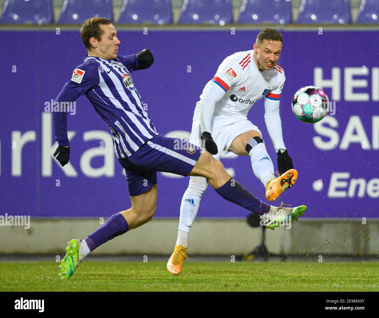 Aue, Germany. 05th Feb, 2021. Football: 2. Bundesliga, FC Erzgebirge Aue - Hamburger SV, Matchday 20, at Erzgebirgsstadion. Aue's Ben Zolinski (l) against Hamburg's Sonny Kittel. Credit: Robert Michael/dpa-Zentralbild/dpa - IMPORTANT NOTE: In accordance with the regulations of the DFL Deutsche Fußball Liga and/or the DFB Deutscher Fußball-Bund, it is prohibited to use or have used photographs taken in the stadium and/or of the match in the form of sequence pictures and/or video-like photo series./dpa/Alamy Live News Stock Photo