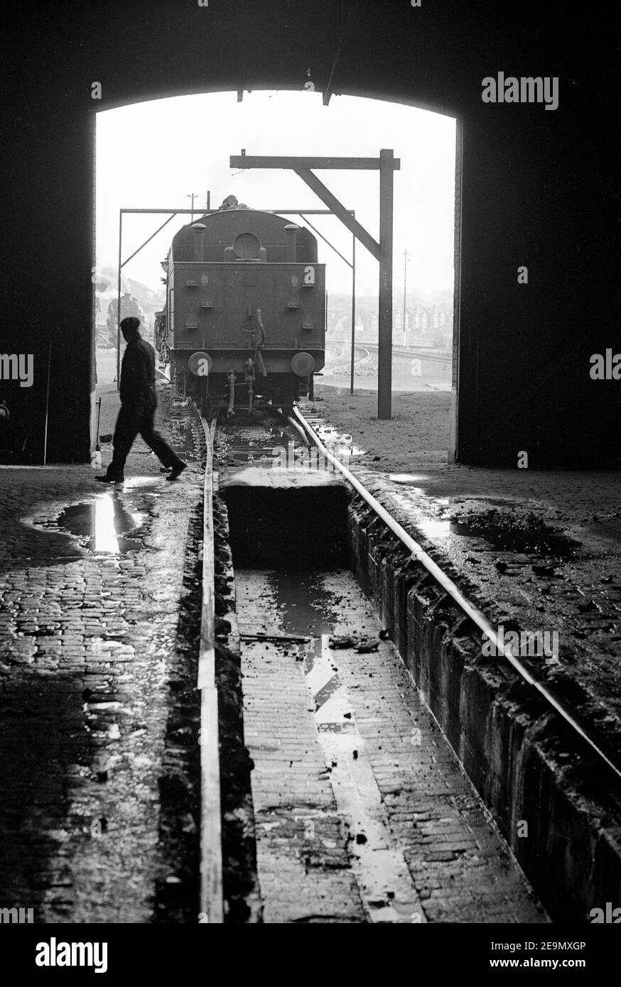 British Railways worker on Steam Locomotive Wolverhampton 1967 PICTURE BY DAVID BAGNALL Stock Photo