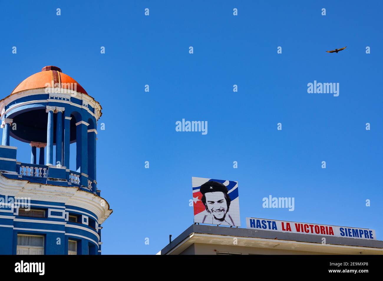 A billboard in Camagüey, Cuba beside the Centro de Convenciones Santa Cecilia featuring the Che Guevara saying ¡Hasta la victoria siempre! Stock Photo