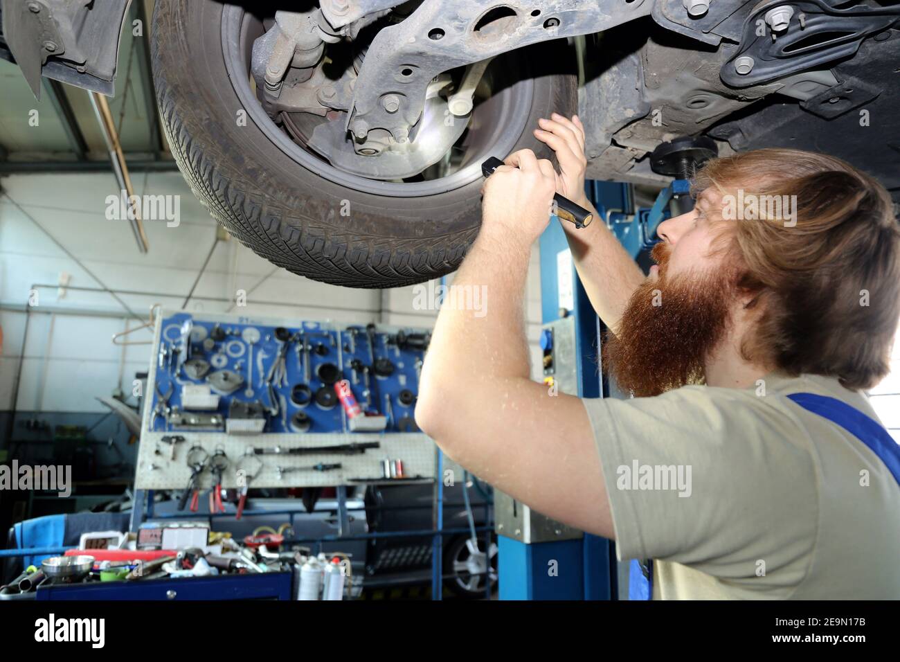 Symbol image: Car mechanic at work (model released Stock Photo - Alamy