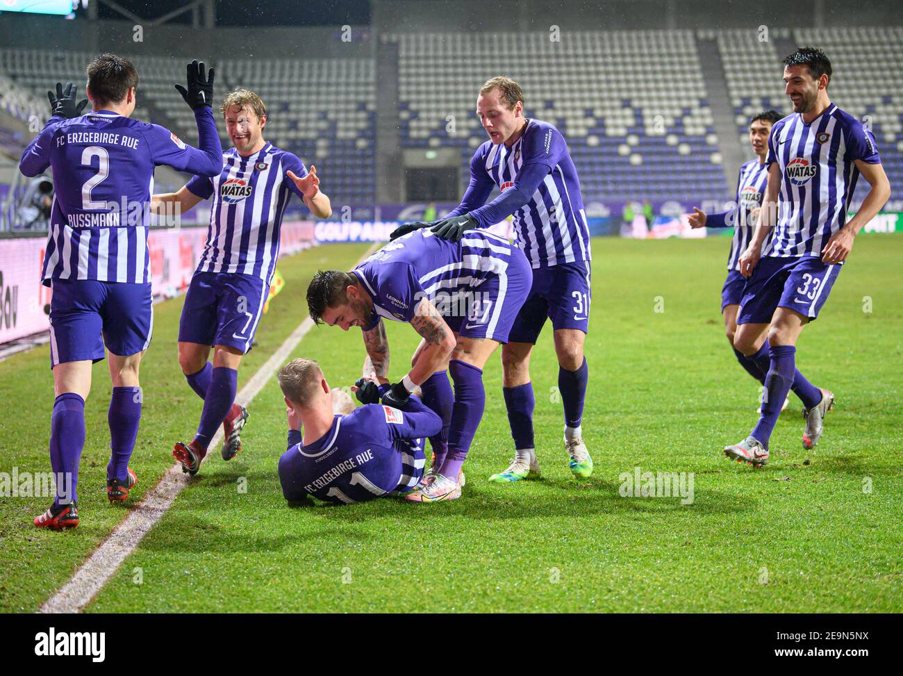 05 February 2021, Saxony, Aue: Football: 2. Bundesliga, FC Erzgebirge Aue - Hamburger SV, Matchday 20, at Erzgebirgsstadion. Aue's Florian Krüger (3rd from left) celebrates after his goal to make it 3-3 with Gaetan Bussmann (l-r), Jan Hochscheidt, Pascal Testroet, Ben Zolinski, John-Patrick Strauß and Ognjen Gnjatic. Photo: Robert Michael/dpa-Zentralbild/dpa - IMPORTANT NOTE: In accordance with the regulations of the DFL Deutsche Fußball Liga and/or the DFB Deutscher Fußball-Bund, it is prohibited to use or have used photographs taken in the stadium and/or of the match in the form of sequence Stock Photo