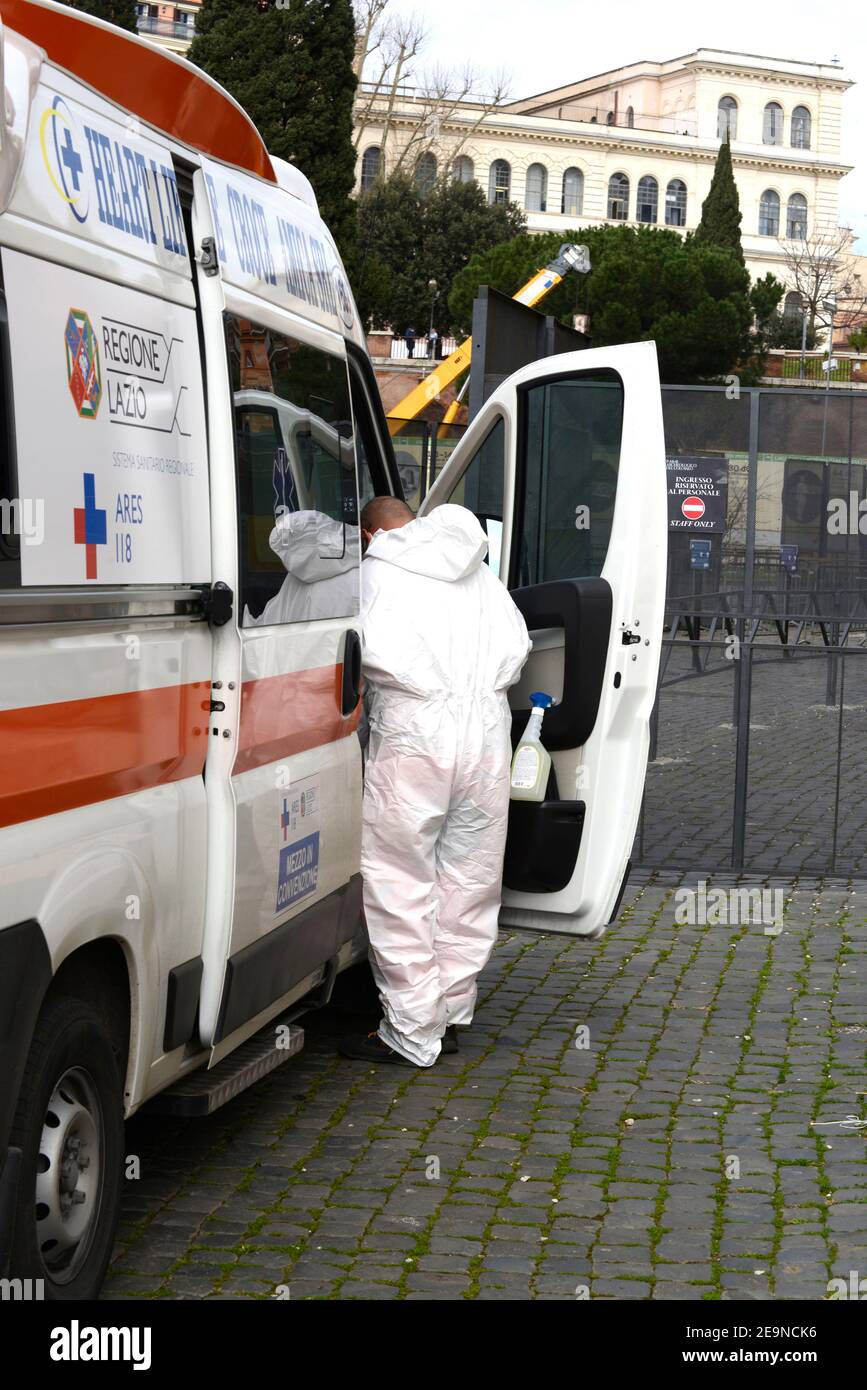 Roma, un operatore sanitario si presta a soccorrere un sospetto caso covid al Colosseo Stock Photo