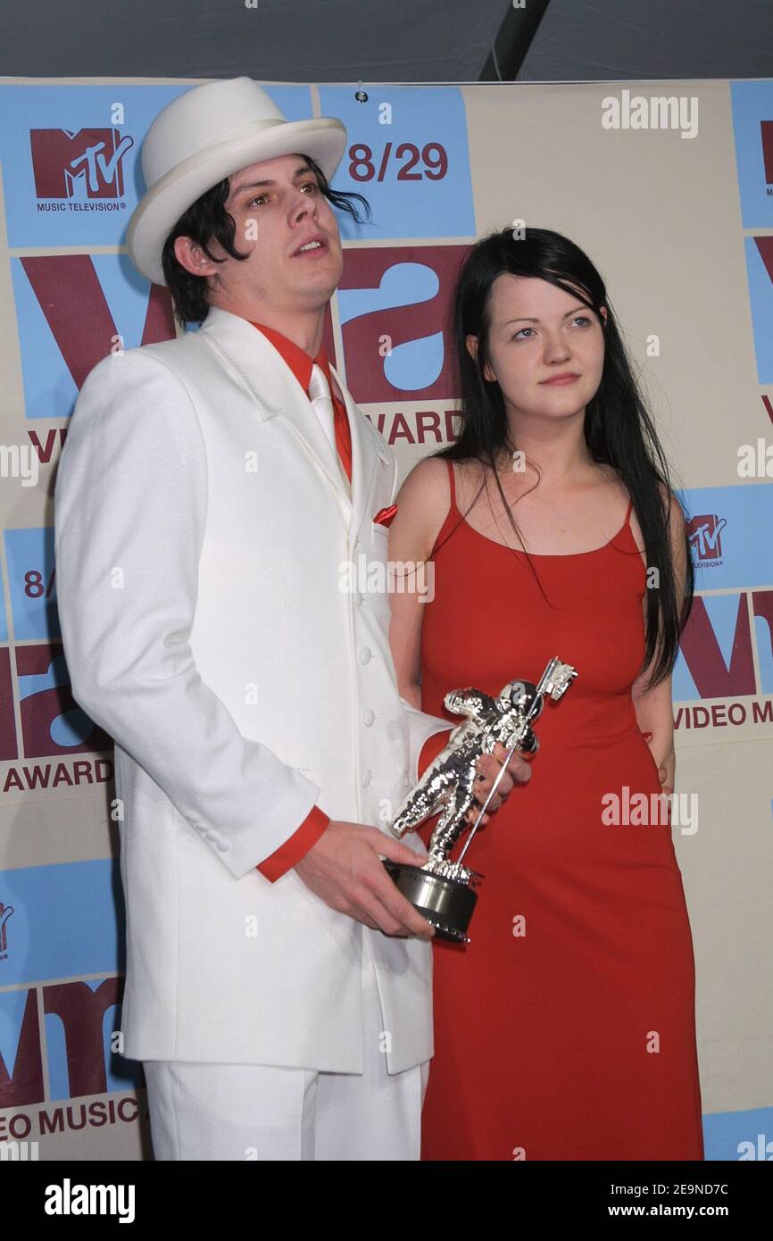 New York, NY--August 29, 2002--MTV Video Music Awards at Radio City Music Hall- Press Room- Musicians Meg White and Jack White of The White Stripes Stock Photo