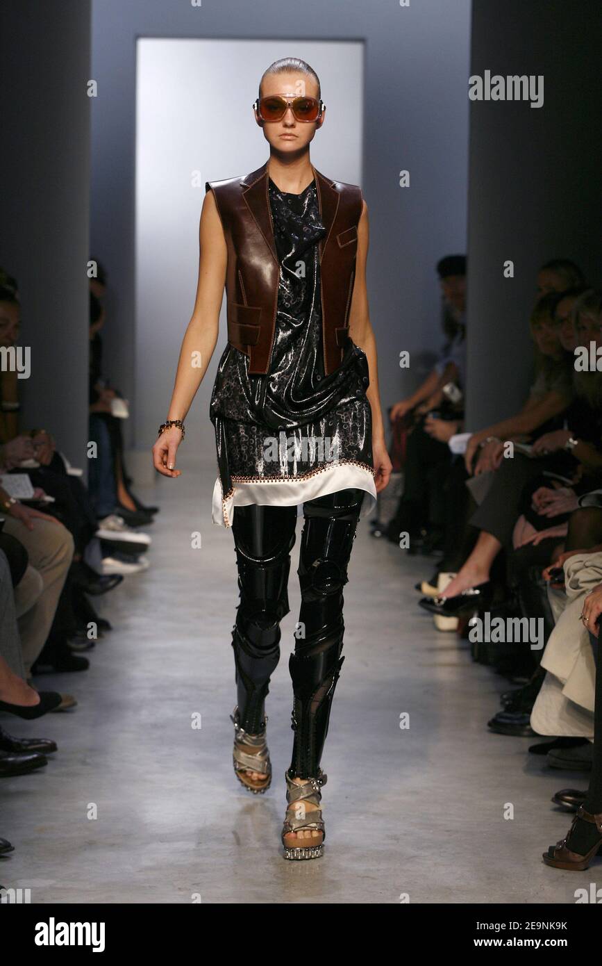 A model displays a creation by Nicolas Ghesquiere for Balenciaga's  Spring-Summer 2007 Ready-to-Wear collection presentation in Paris, France,  on October 3, 2006. Photo by Java/ABACAPRESS.COM Stock Photo - Alamy