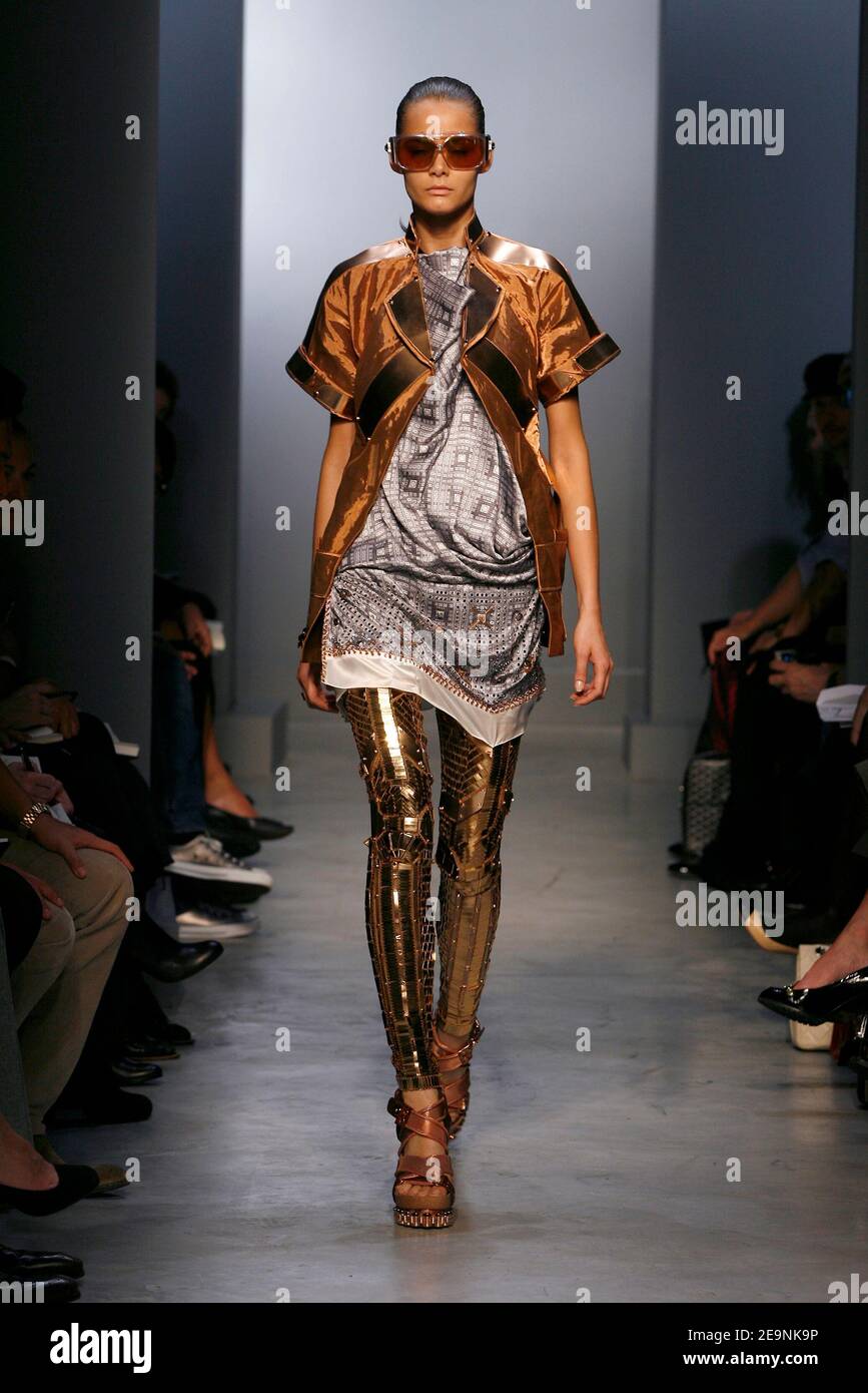 A model displays a creation by Nicolas Ghesquiere for Balenciaga's  Spring-Summer 2007 Ready-to-Wear collection presentation in Paris, France,  on October 3, 2006. Photo by Java/ABACAPRESS.COM Stock Photo - Alamy