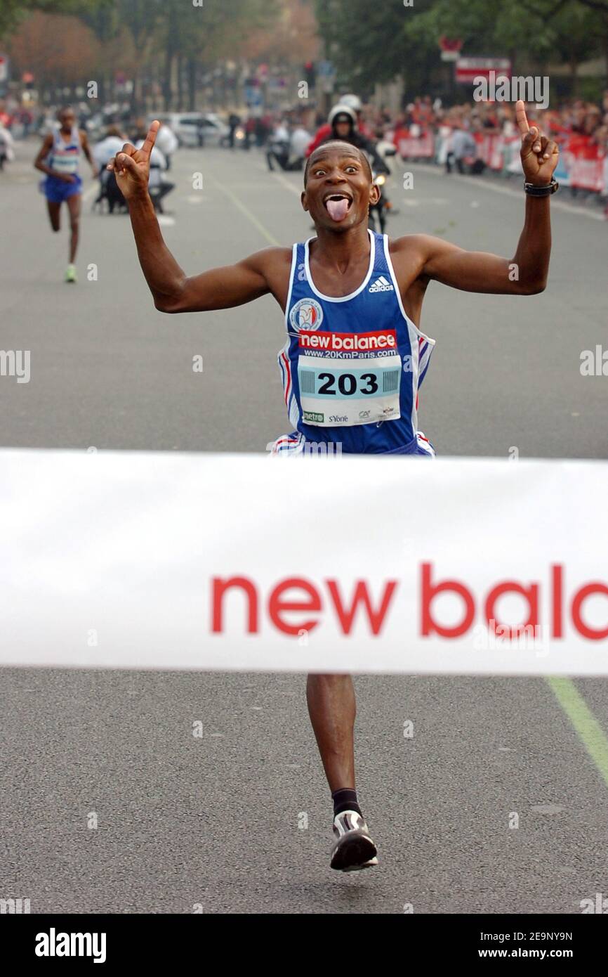 France's John Kiallo Kiu takes the first place during the 28th edition of  20 kilometers of Paris, in Paris, France on October 15, 2006. Photo by  Nicolas Gouhier/Cameleon/ABACAPRESS.COM Stock Photo - Alamy
